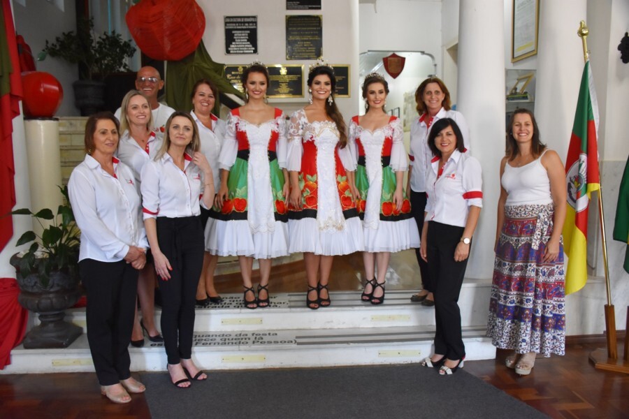 soberanas-da-x-femaca-apresentam-trajes-oficiais