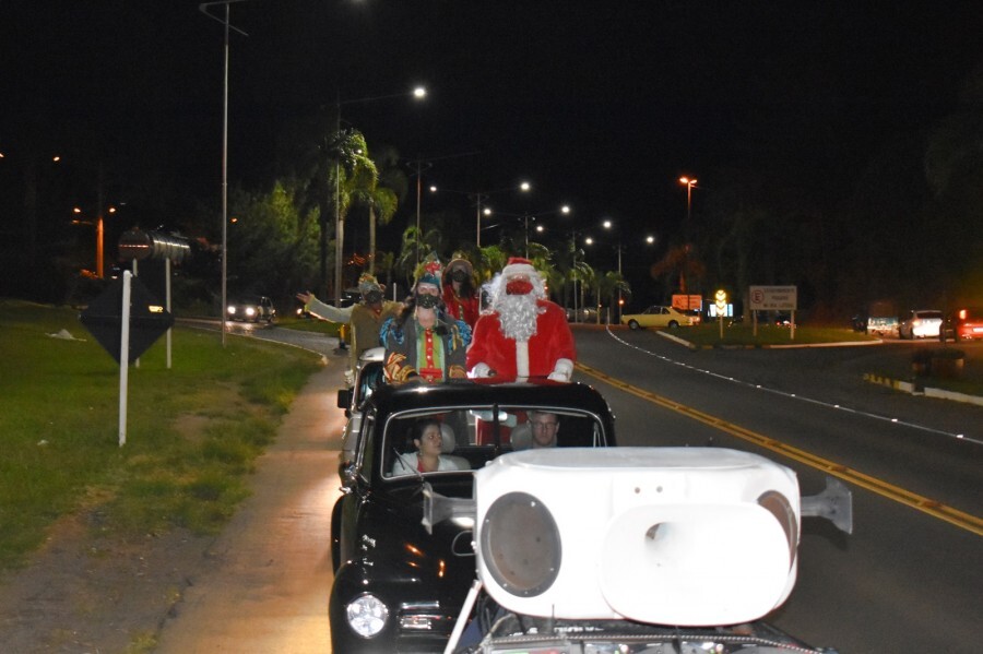 chegada-do-papai-noel-percorreu-ruas-de-veranopolis