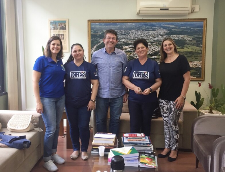 organizadores-do-projeto-de-conscientizacao-a-qualidade-no-atendimento-ao-idoso-e-ao-turista-conversam-com-prefeito