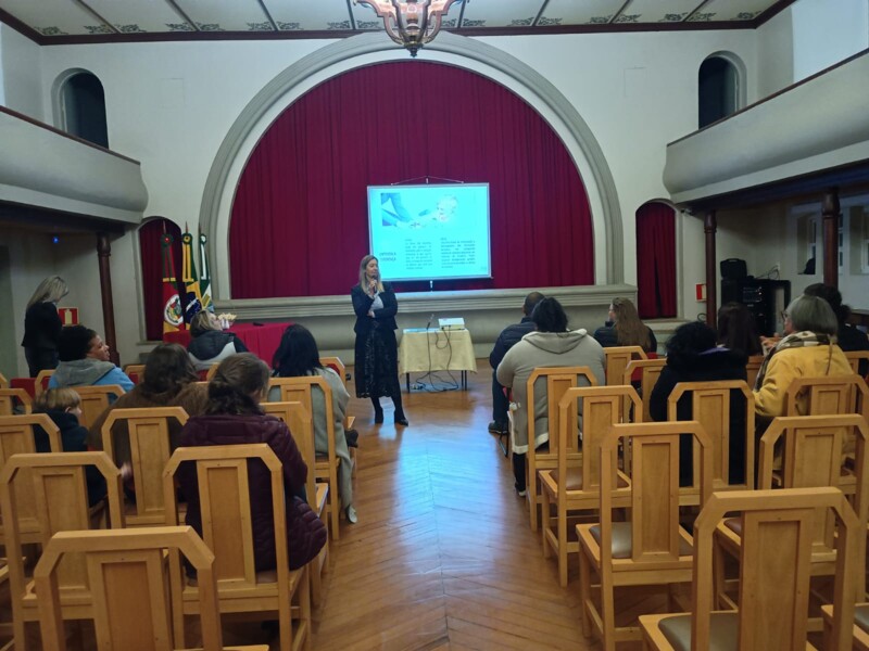 profissionais-da-educacao-participam-de-palestra-com-psicologas