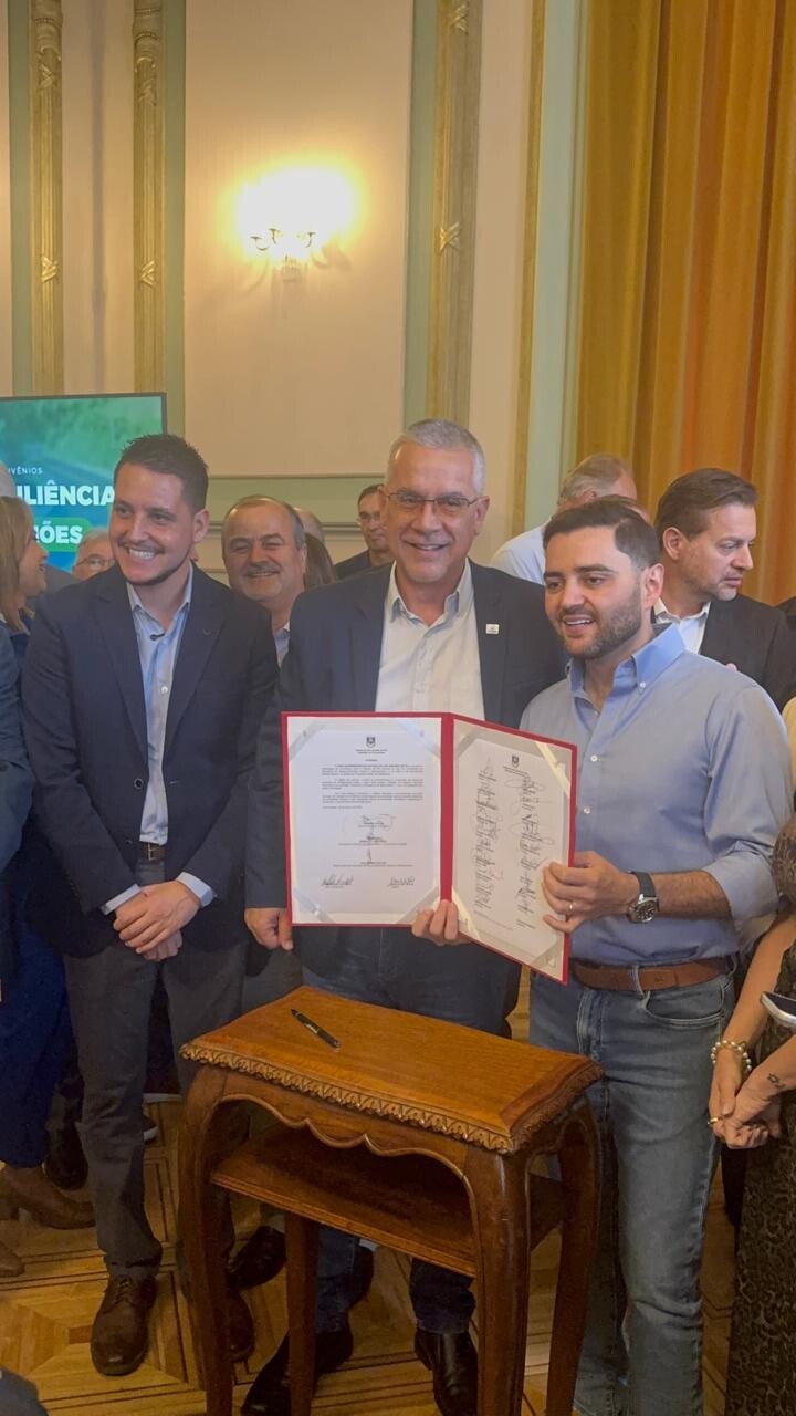 prefeito-assina-convenio-para-recuperacao-da-estrada-geral-e-do-travessao-de-sao-valentim