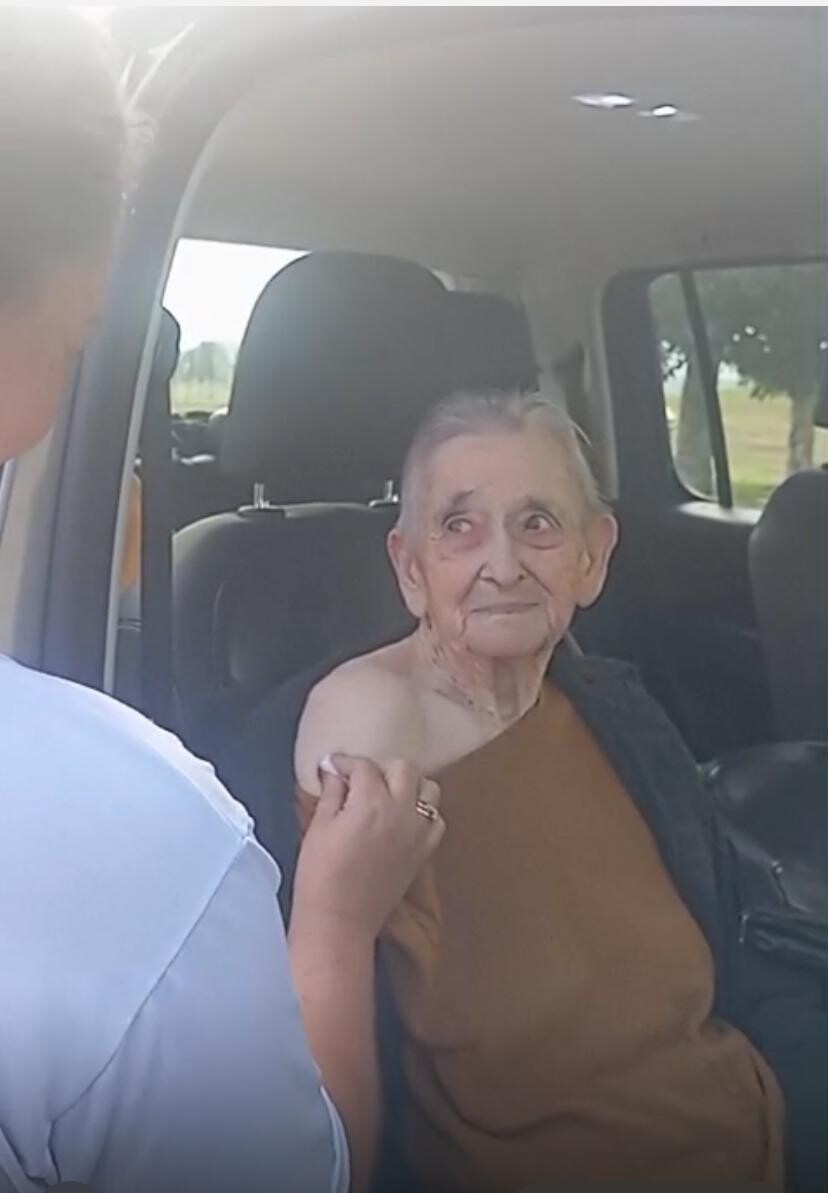 dona-maria-aos-100-anos-e-uma-das-imunizadas-na-campanha-de-vacinacao-contra-influenza-pelo-interior